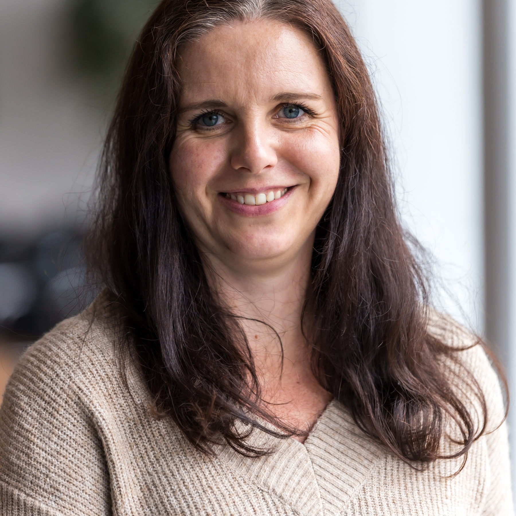 Portrait einer Frau mit dunklen langen Haaren