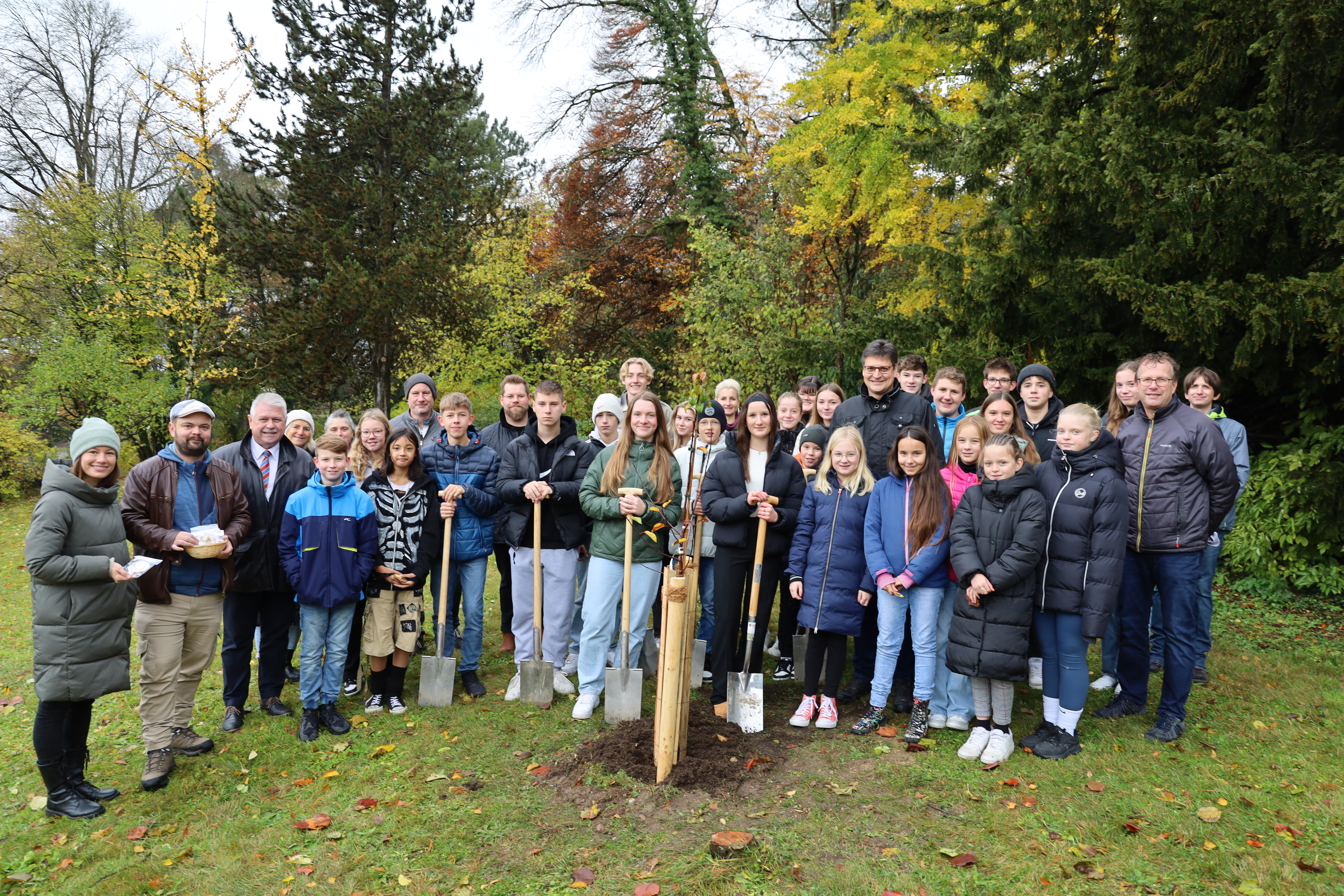 Gruppenfoto Landrat und Schülern pflanzen einen Baum an der Realschule Haag