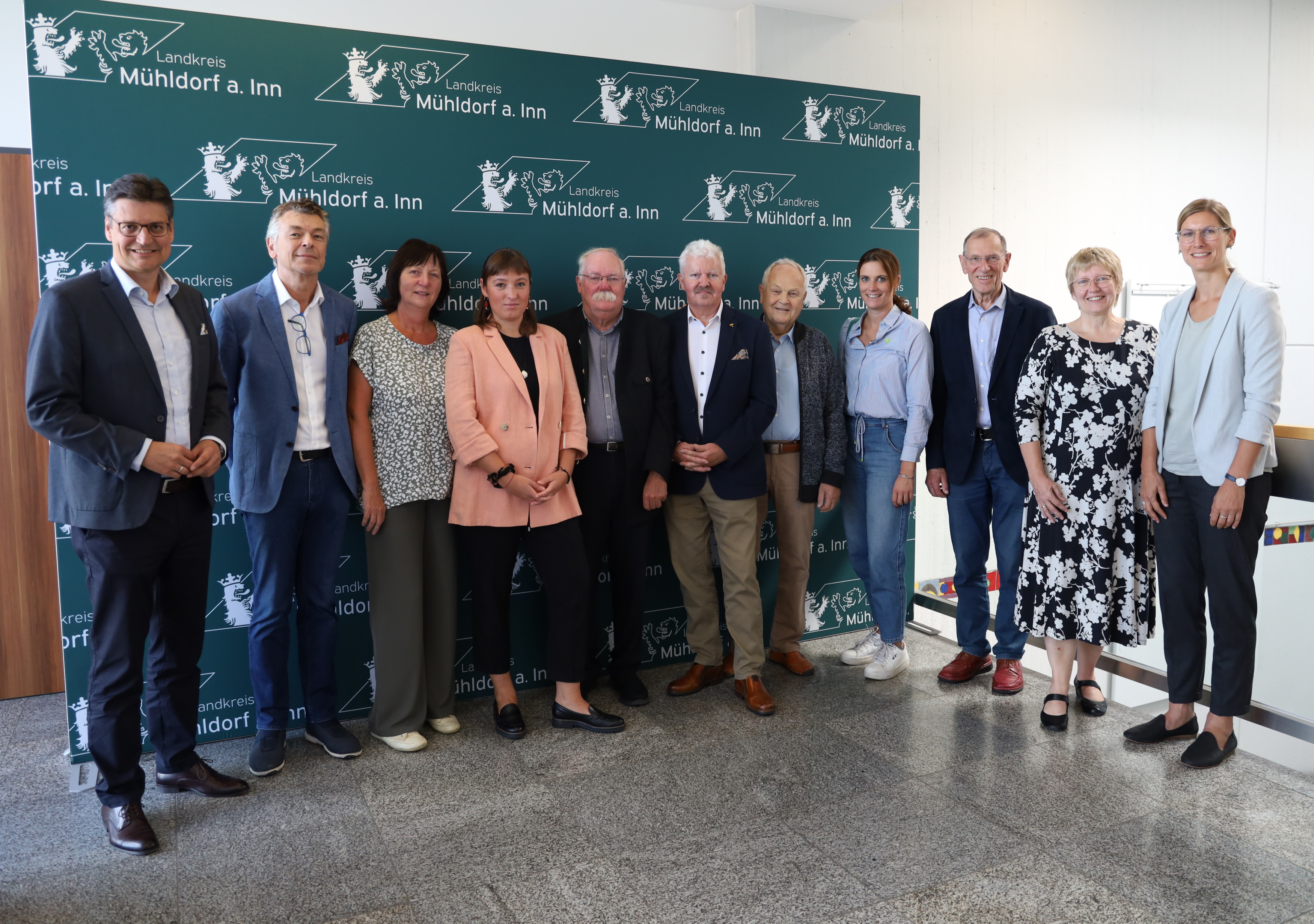 Abschied von Vorstand und Geschäftsführung des Vereins Ehrensache e.V.: Landrat Max Heimerl, Ronald John, Gesine Trenkler, Yvonne Stolz, Alfons Wastlhuber, Erwin Baumgartner, Siegfried Klika, Martina Wastlhuber, Dr. Hans Dworzak, Claudia Holzner und Dr. Carolin Jürgens (von links).