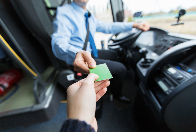 Busfahrer bei der Überprüfung der Fahrkarte