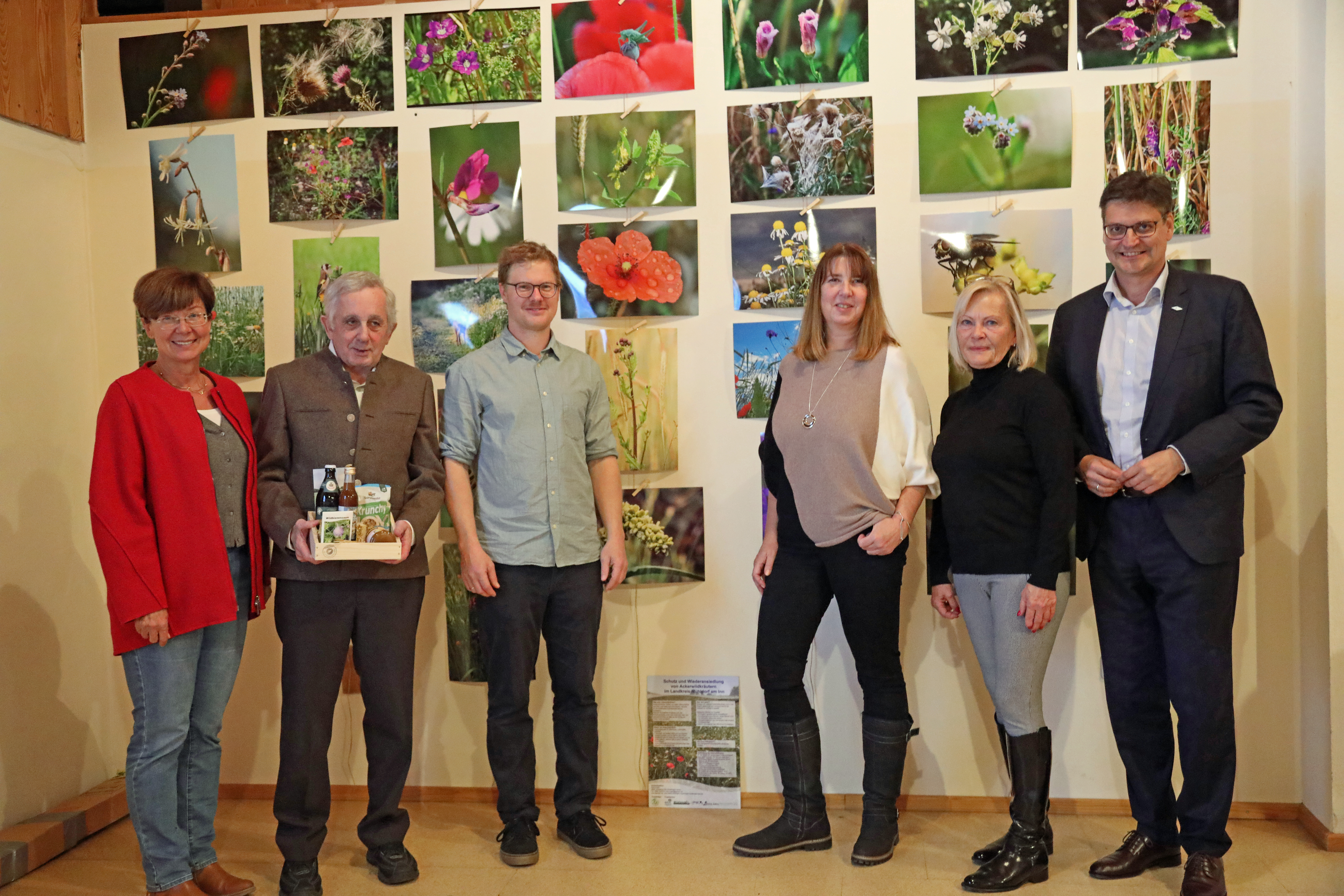 Bei der Prämierung (von links nach rechts): Bürgermeisterin Sissi Schätz, Josef Huber, Matthias Nirschl, Astrid Wohlenberger, Gabriele Aschenberger und Landrat Max Heimerl.