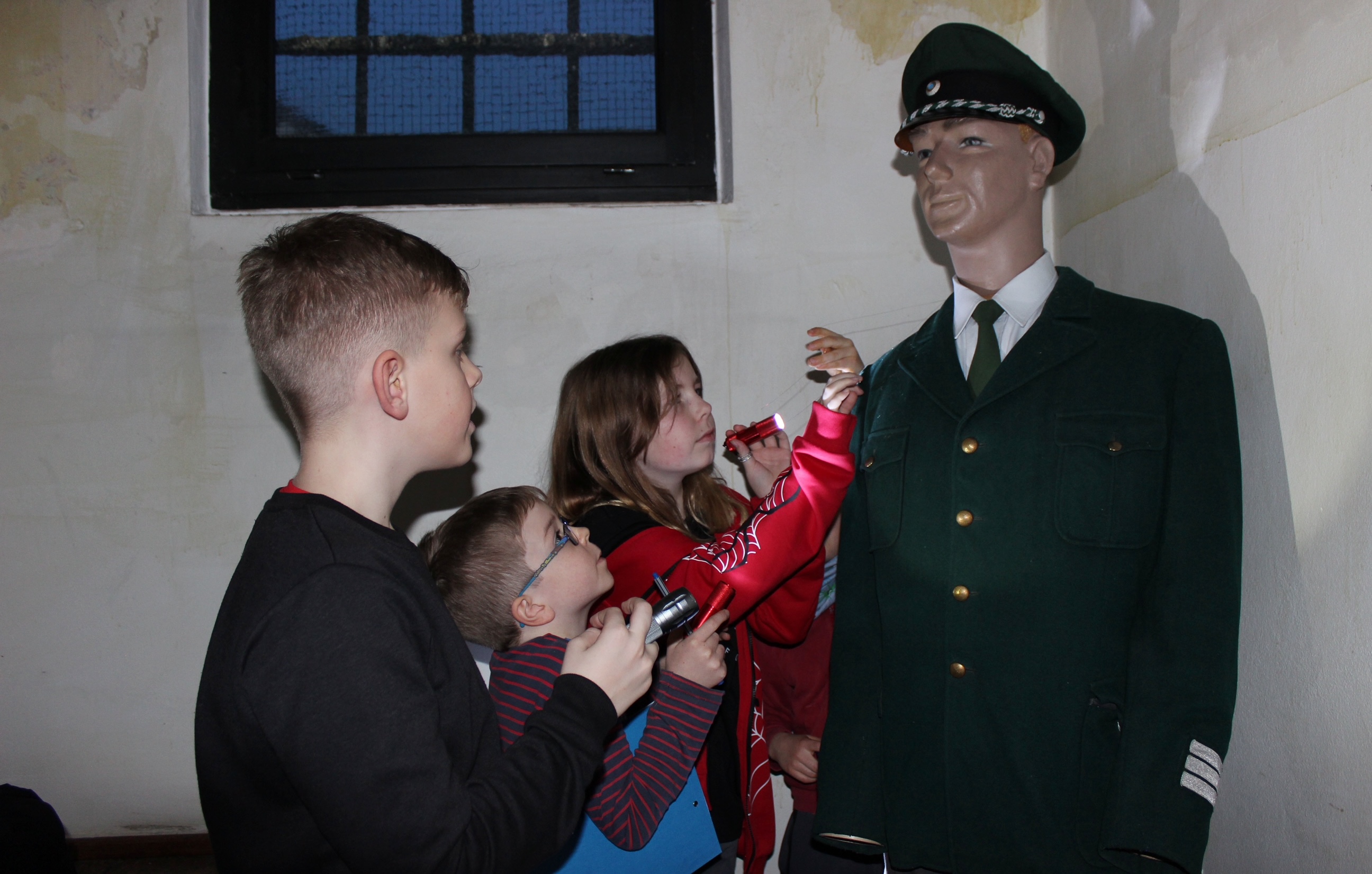 Kinder Nachts im Museum mit Taschenlampen