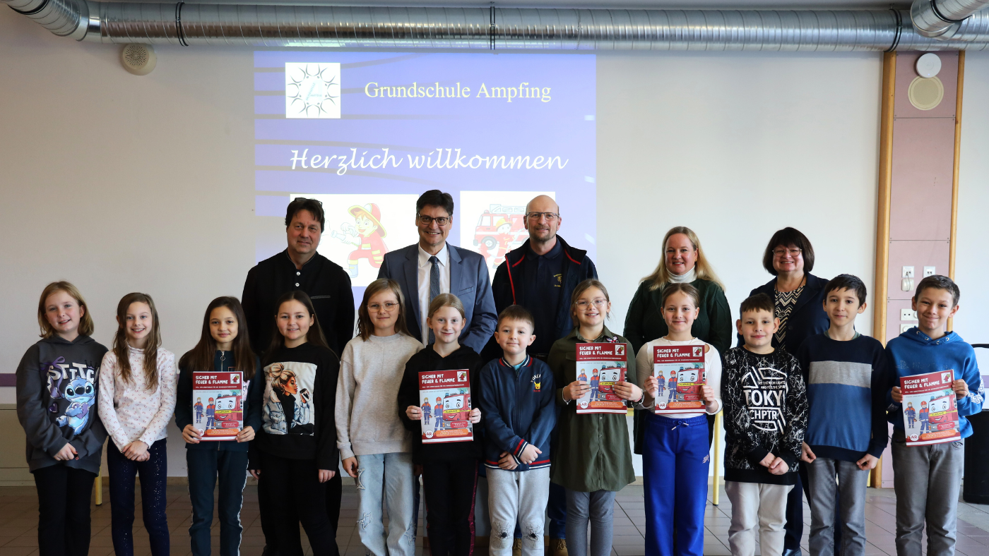 Die ersten Arbeitshefte wurden an der Grundschule Ampfing übergeben: (v.l.n.r.) Schulleiter André Wiesmann, Landrat Max Heimerl, Kreisbrandrat Harald Lechertshuber, Grundschullehrerin Stefanie Eymann und Schulrätin Beate Waldinger. 